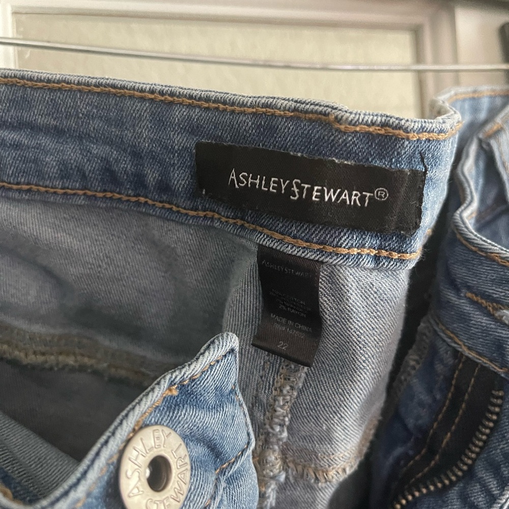 Plus Size Ripped Jeans. - Picture 7 of 7